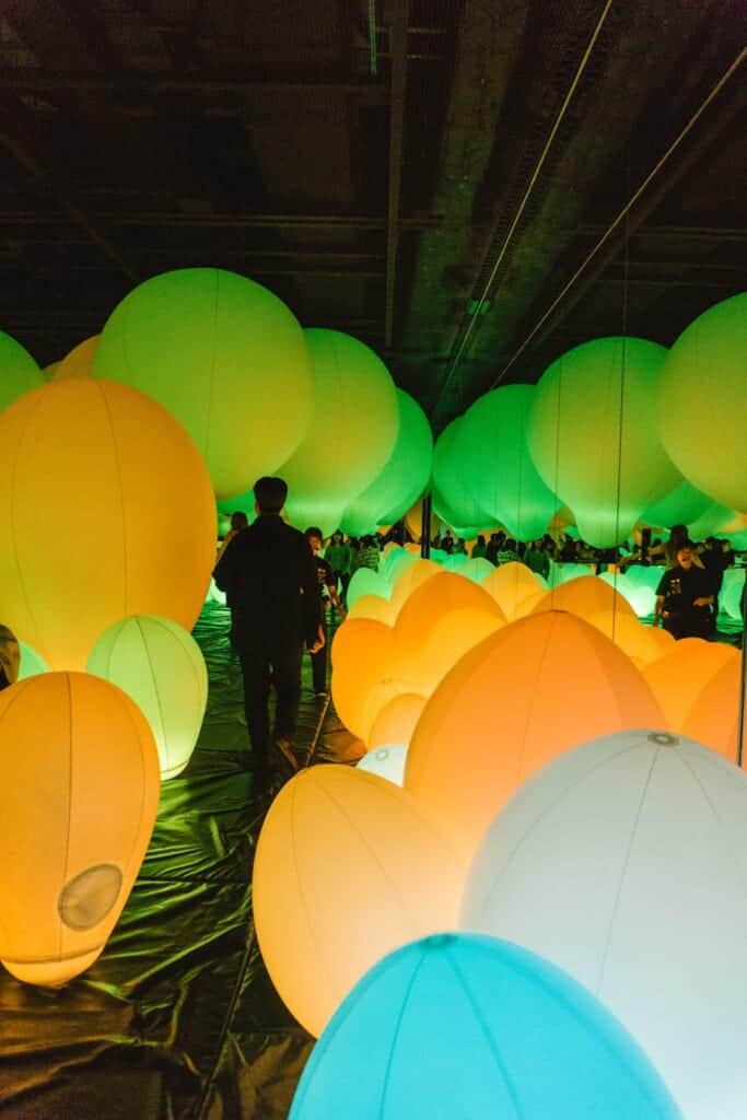 Ein Ausstellungsraum im teamLab Borderless in Odaiba, Tokio.