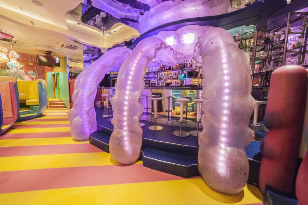 Das Bar Experiment unter den Tentakeln einer Qualle.