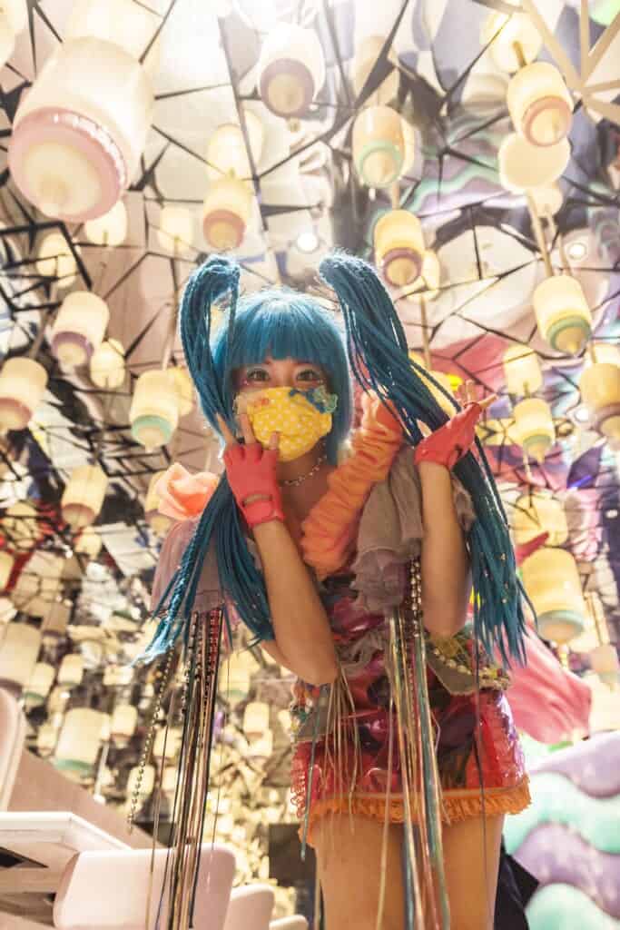 Candy ist Sängerin und Model.