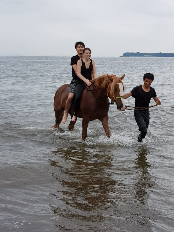 Tundra trägt uns gemeinsam durch das Wasser.