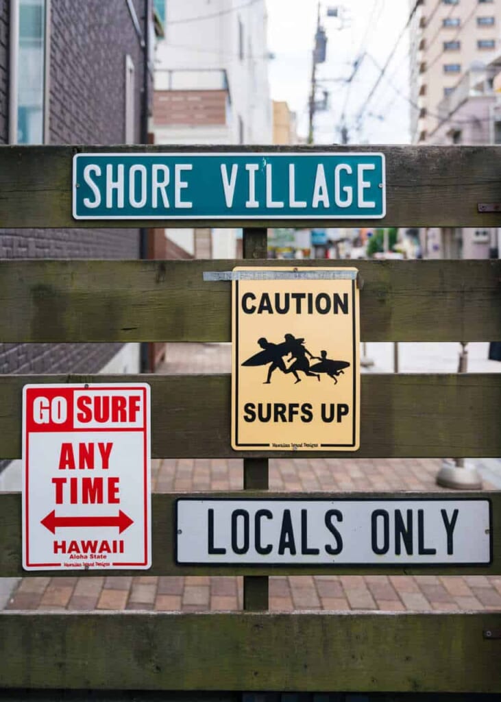 Straßenschilder in der Nachbarschaft von Enoshima.