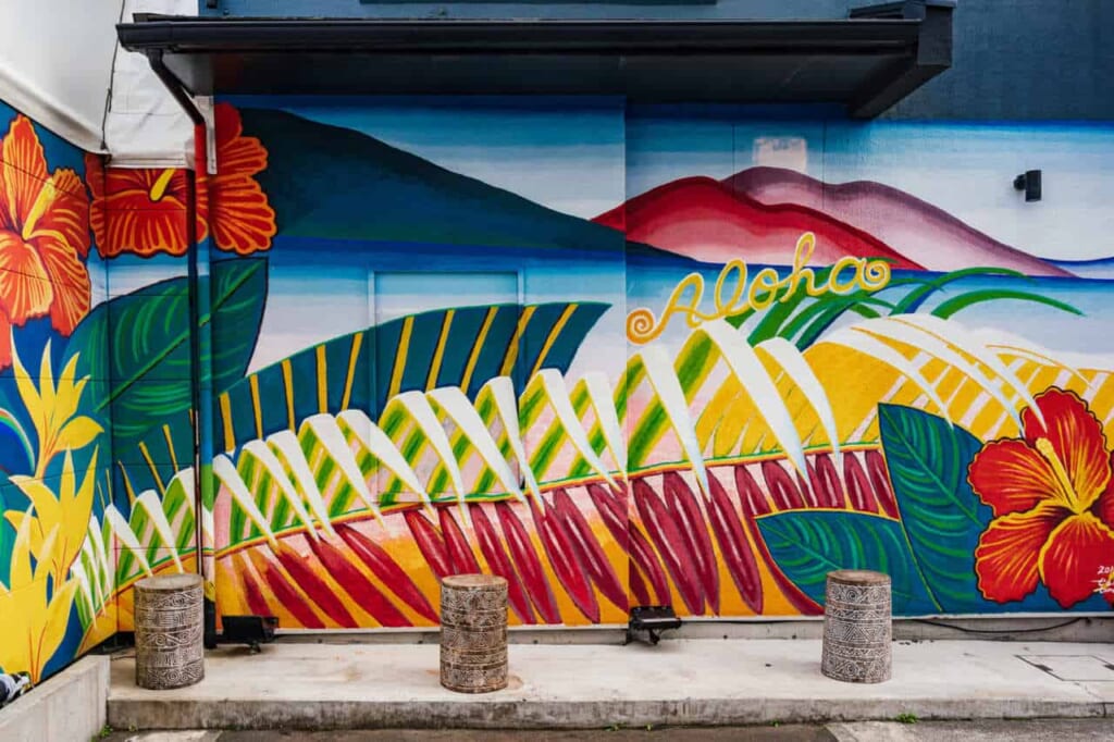 Aloha-Graffiti auf einer Hauswand.