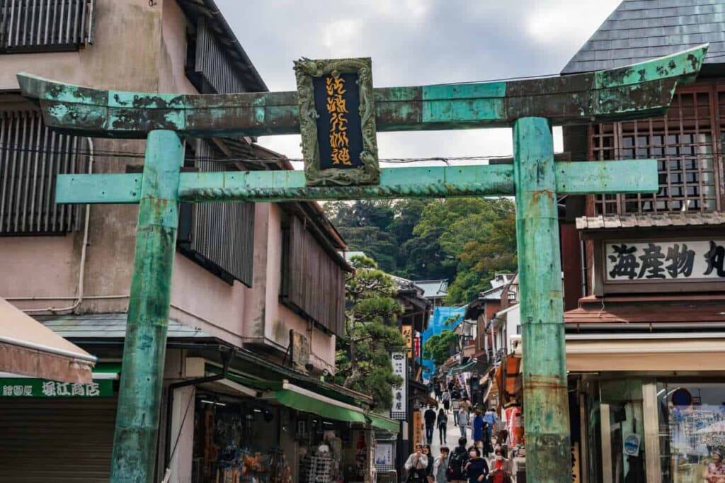 Das Torii-Tor macht den Anfang der Benzaiten Nakamise Street auf Enoshima.