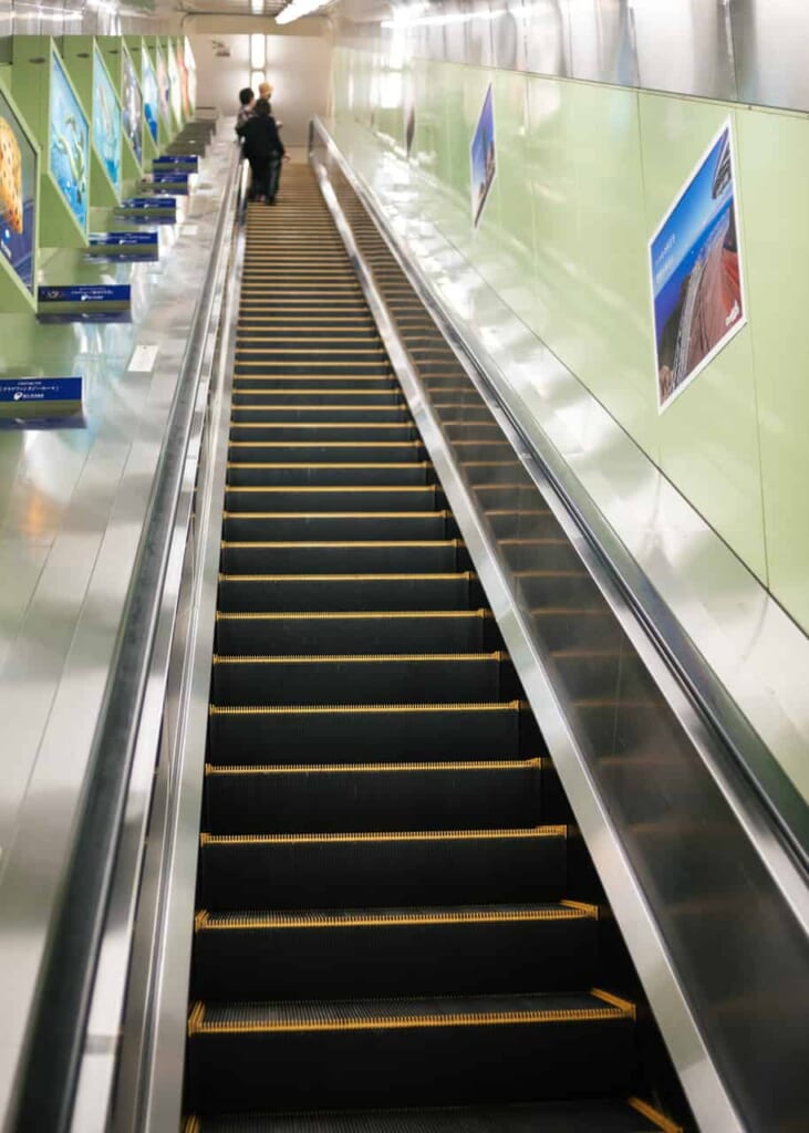Die "Escar"-Rolltreppen der Insel Enoshima.