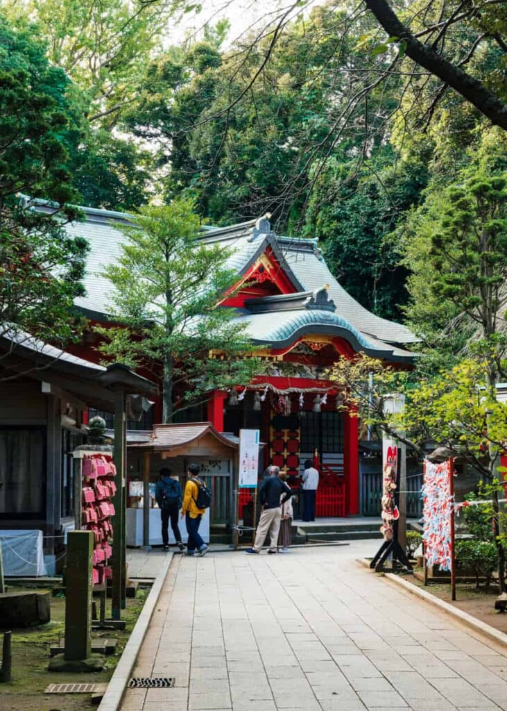 Besucher vor dem Nakatsumiya Schrein.