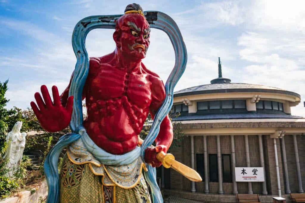 Wächter des Enoshima Daishi Tempels auf Enoshima.