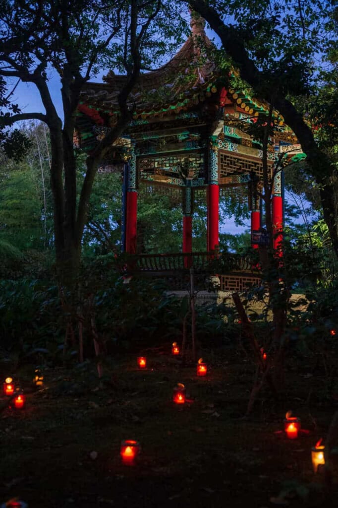 Pavillon mit Kerzen während des Shonan Candle Festivals.