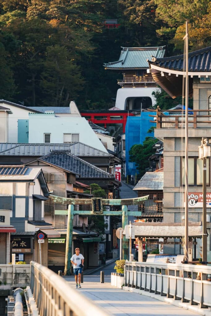 Die Brücke zum Enoshima-Katase West Beach.