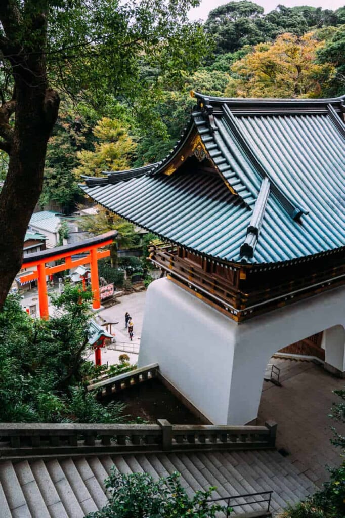 Blick nach unten zum Hetsumiya Schrein.