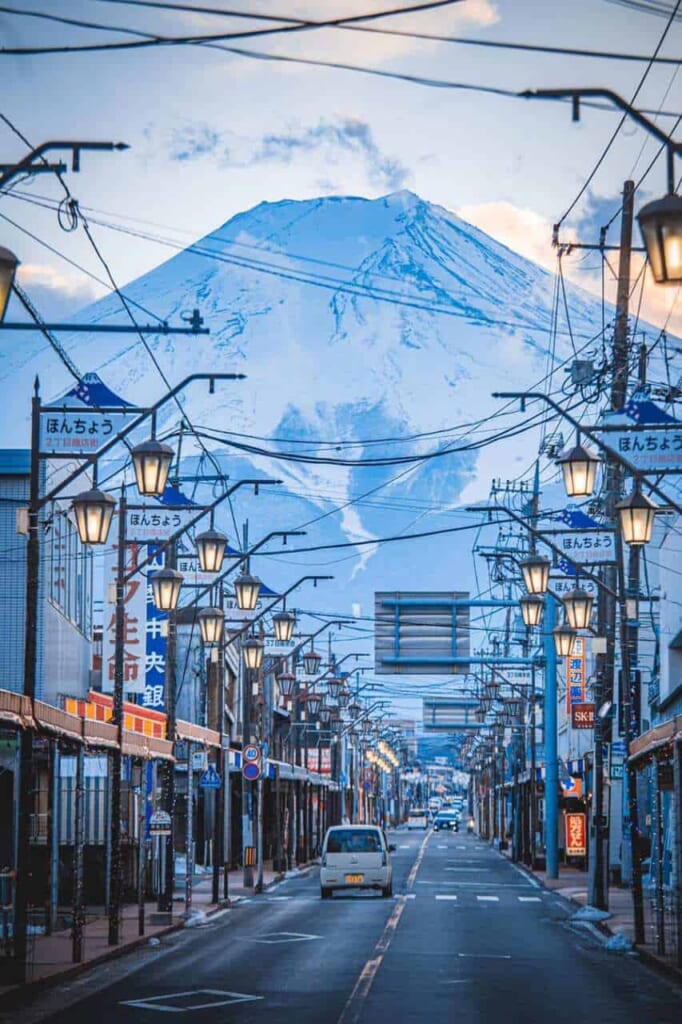 Blick auf den Berg Fuji von den Straßen aus.