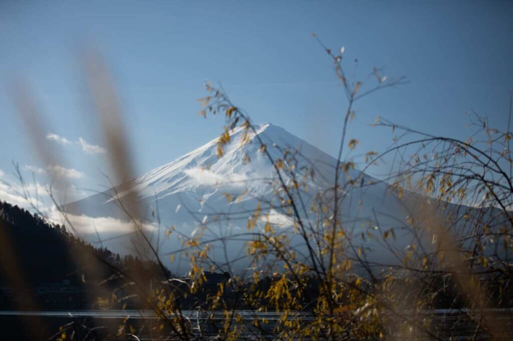 Der Berg Fuji mit Schnee.