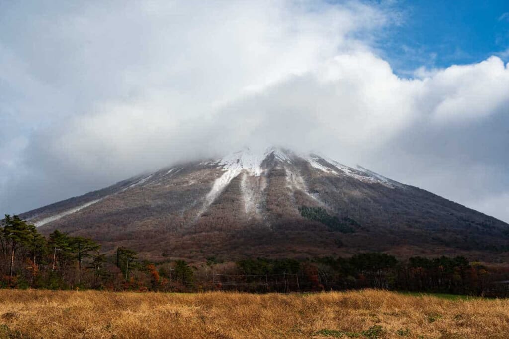 Der Berg Daisen im Nebel.