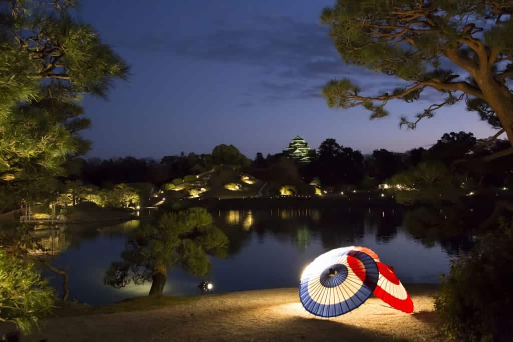 Der Koraku-en Garten in Okayama bei Nacht.