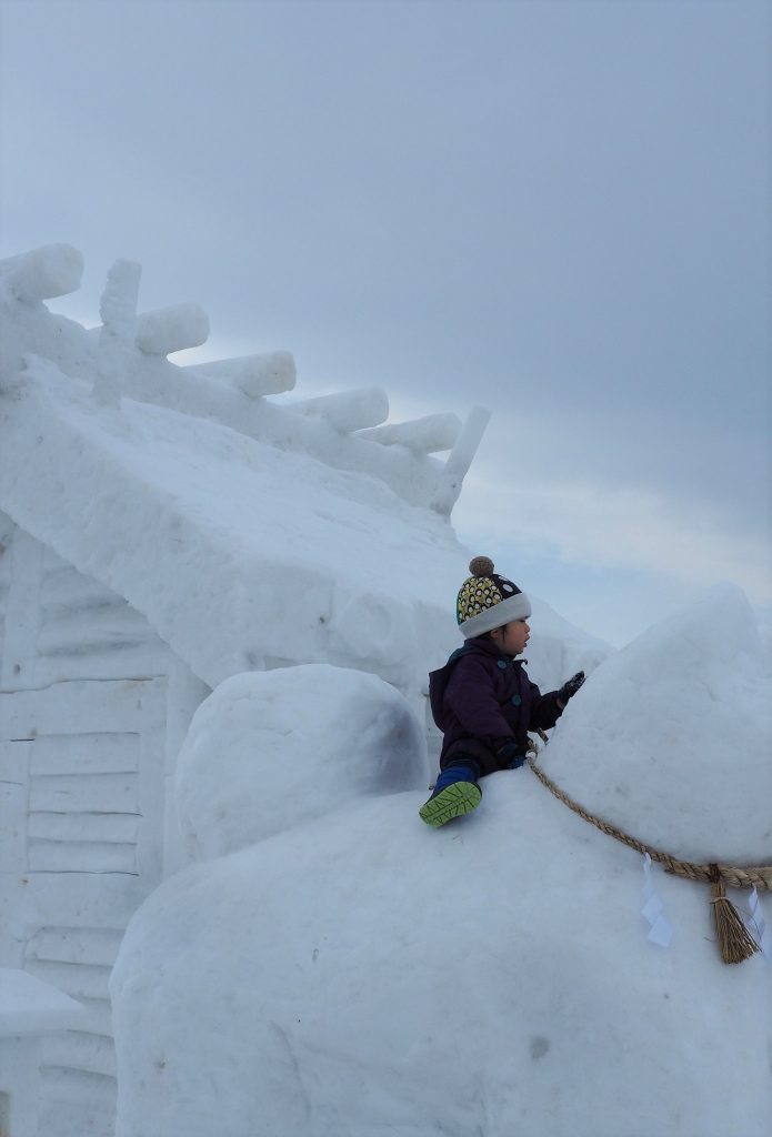 Eine Akita-Schneeskulptur in Yuzawa.