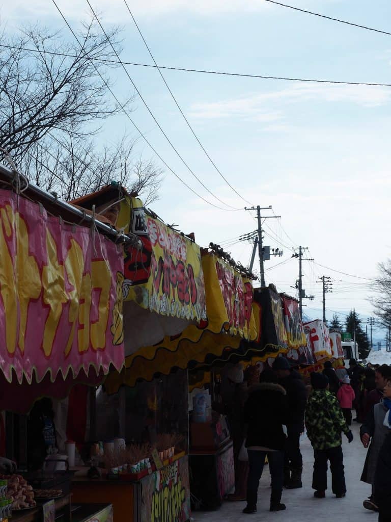Essensstände auf dem Festivalgelände.