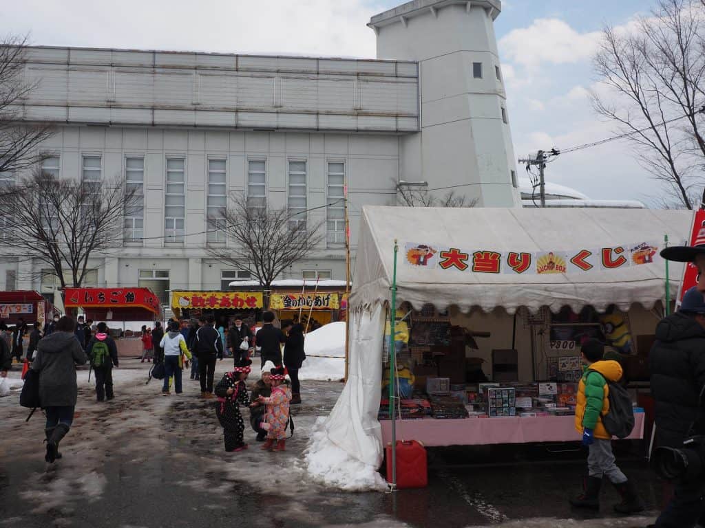 Kinder auf dem Festgelände in Yuzawa.