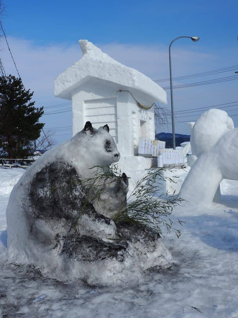 Eine Panda-Schneeskulptur.