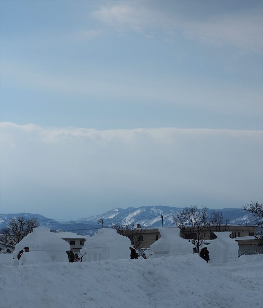 Häuser aus Schnee auf dem Inukko Schneefestival in Yuzawa.