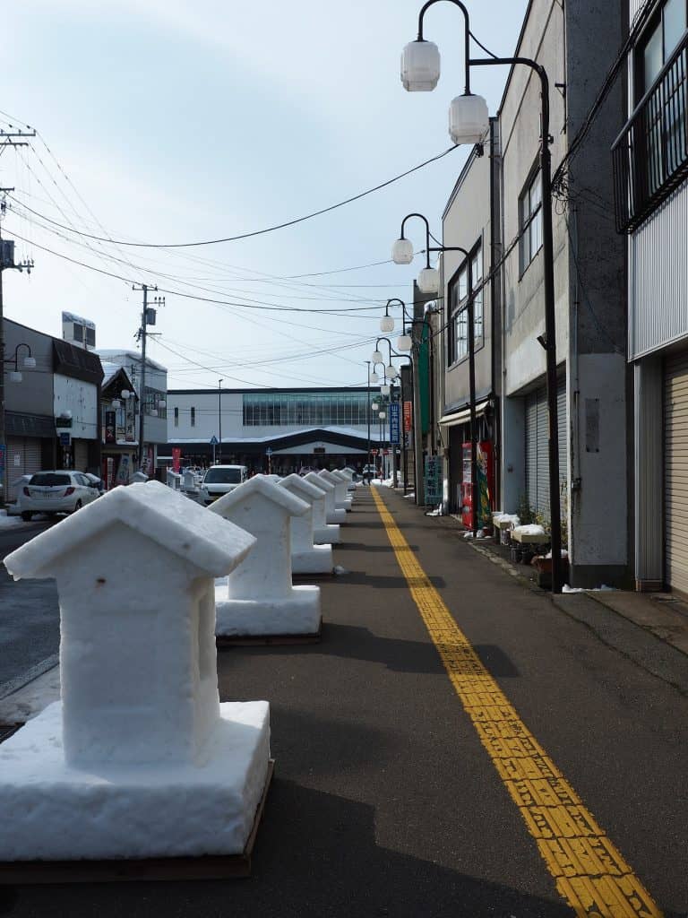 Skulpturen in den Straßen von Yuzawa.