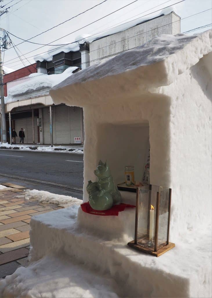 Tausende von Kerzen werden während des Schneefestivals aufgestellt.