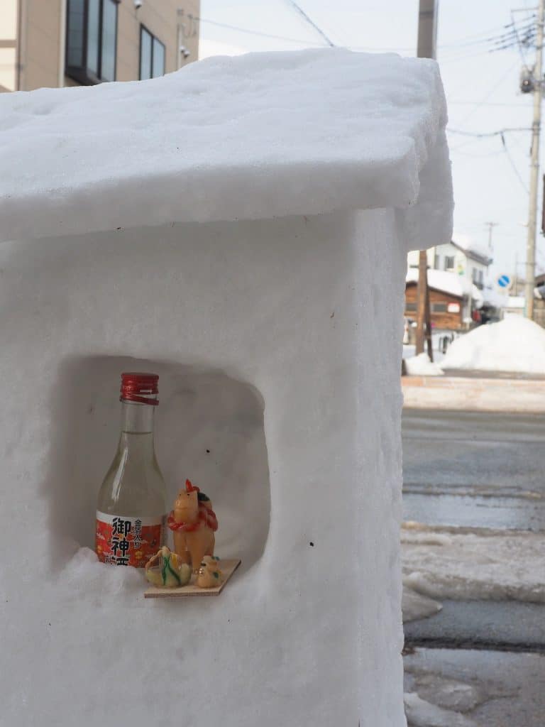 Kleine Schneeschreine in den Straßen von Yuzawa.