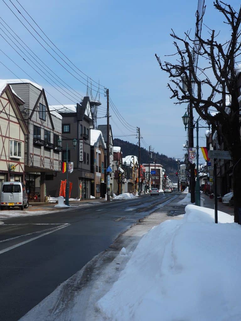 Die verschneiten Straßen der Stadt.