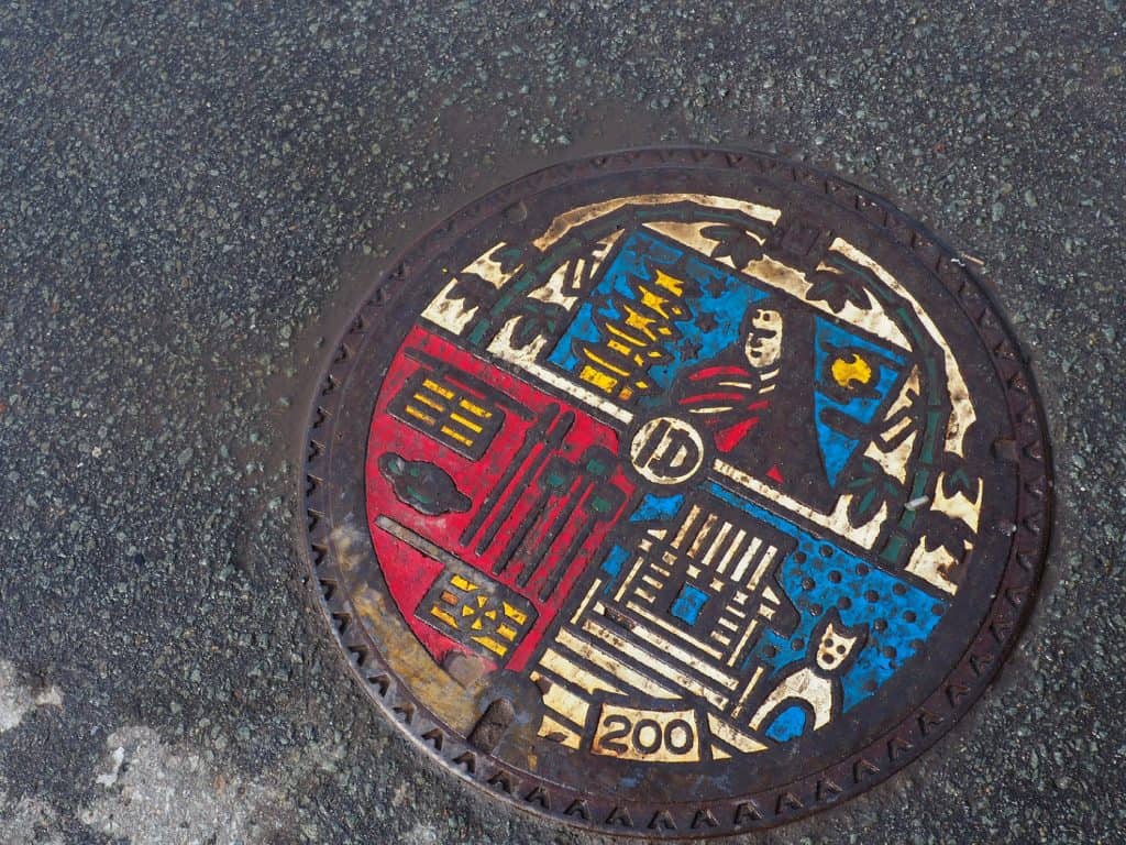 Ein Kanalisationsdeckel in der Stadt Yuzawa.