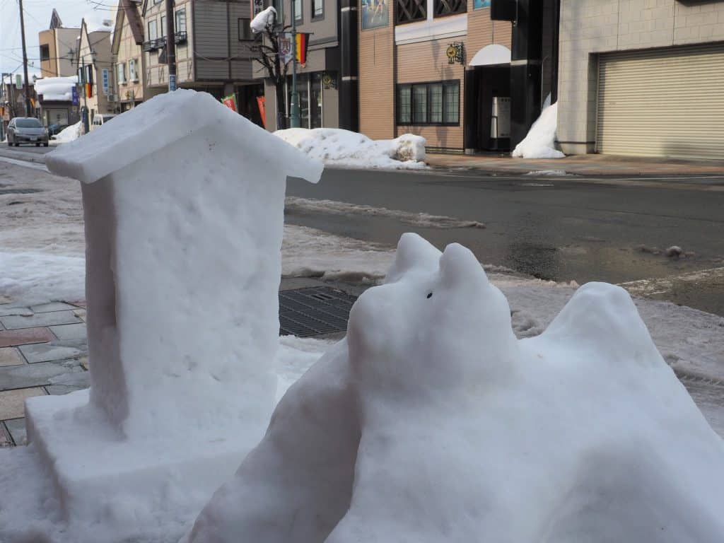 Geschmolzene Skulpturen in den Straßen.