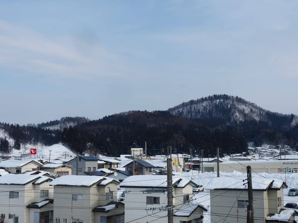 Ein Blick über die verschneiten Dächer von Yuzawa in der Präfektur Akita.