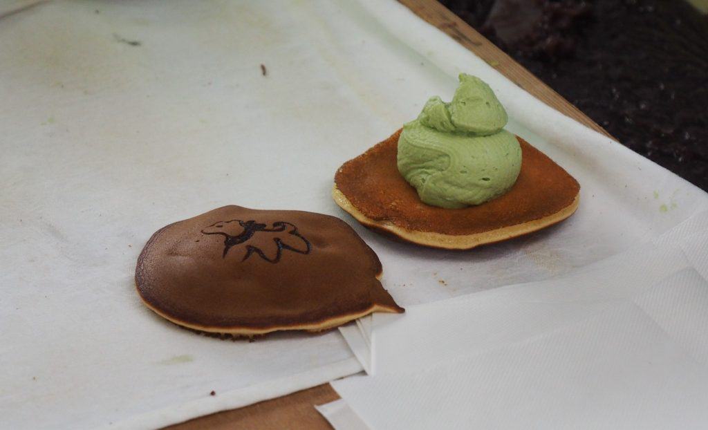 Dorayaki mit Matcha-Creme-Füllung.