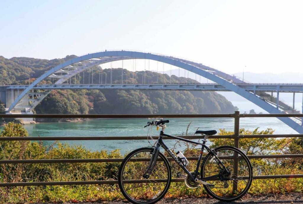 Mit dem Fahrrad entlang der Shimanami Kaido.