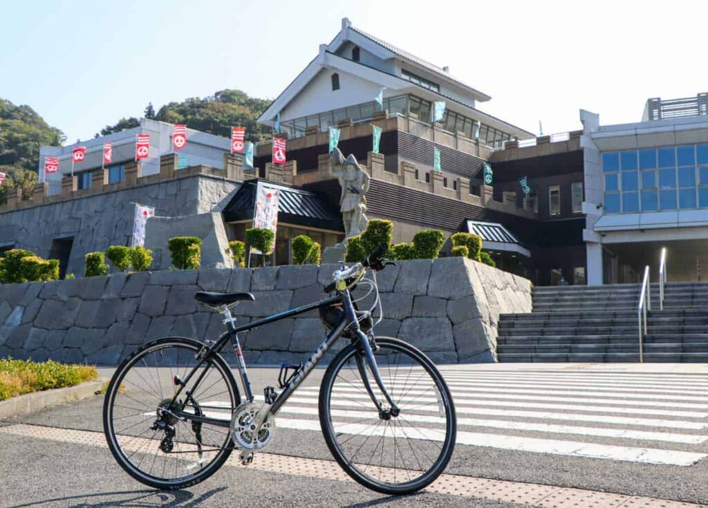 Außenansicht des Murakami Kaizoku Museums.