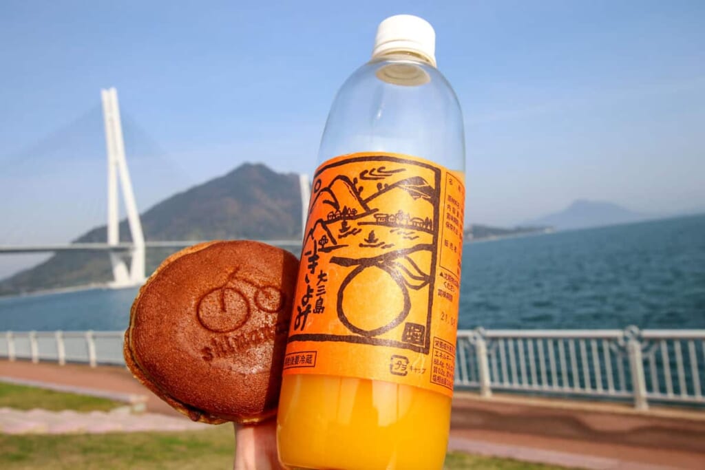 Ein frisches Dorayaki und Mikan-Saft.