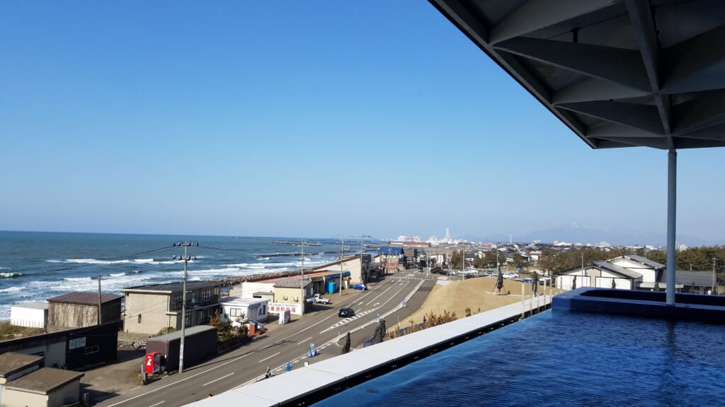 Das Umigatari Jōetsu Aquarium luegt direkt am Meer.