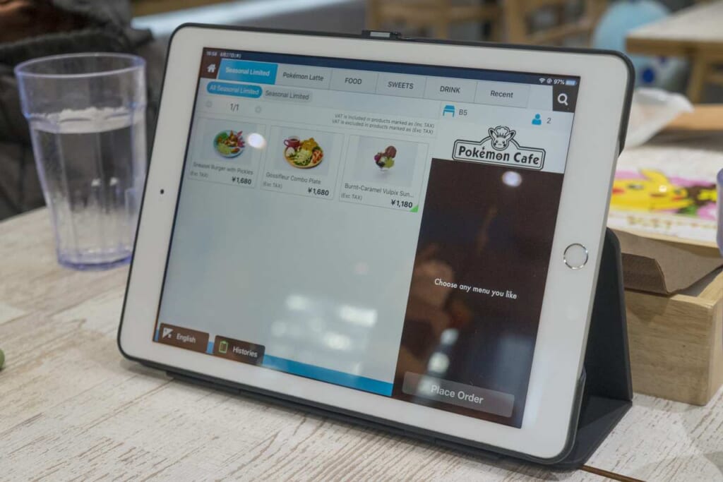Bestellt wird im Pokémon Café über Tablets.