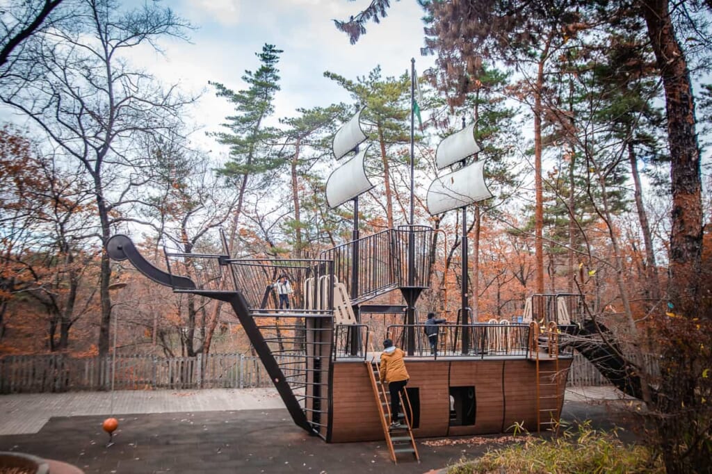 Der Musashi Kyuryo Park ist mit dem Hokuriku Arch Pass erreichbar.