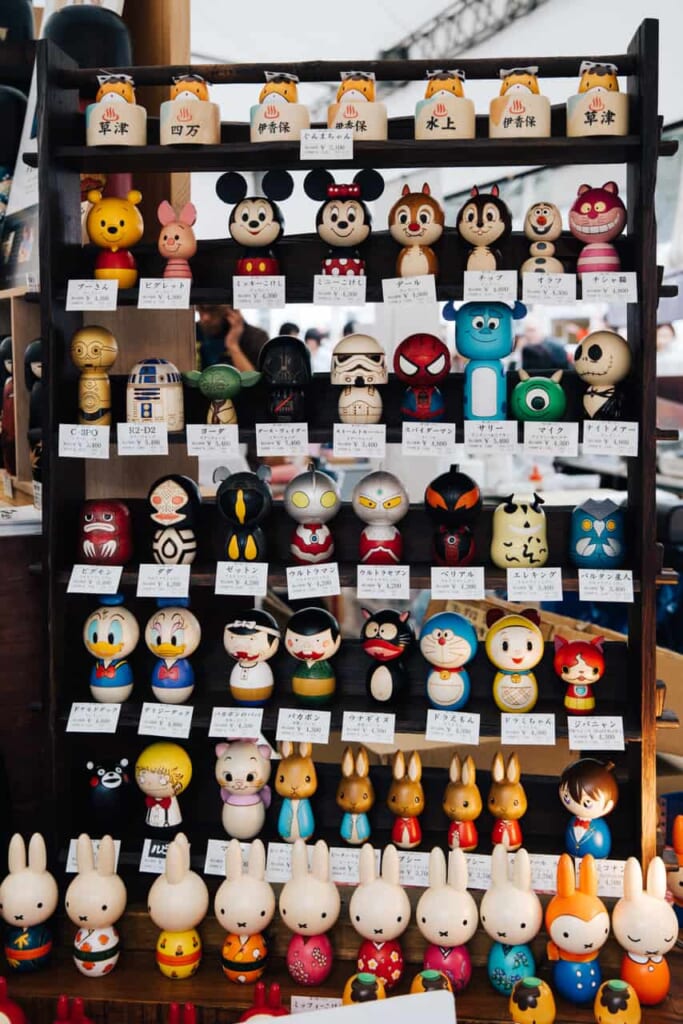 Kokeshi mit verschiedenen Charakteren.