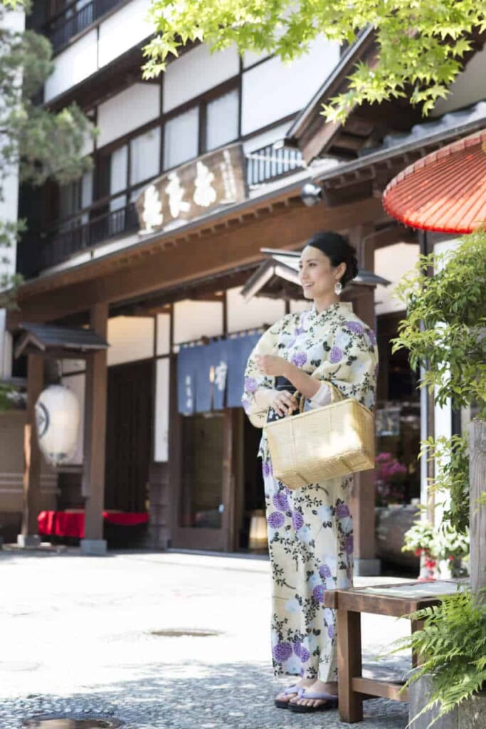 In Kusatsu Onsen tragen Besucher Yutaka.
