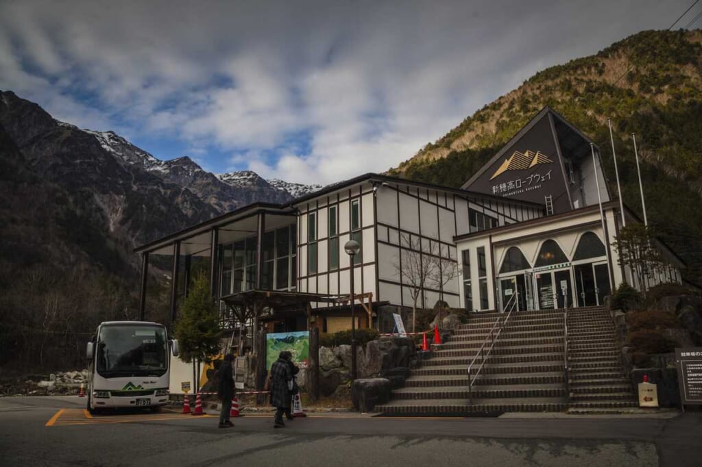 Die Station der Shinhotaka Seilbahn ist mit dem hokuriku Arch Pass erreichbar.