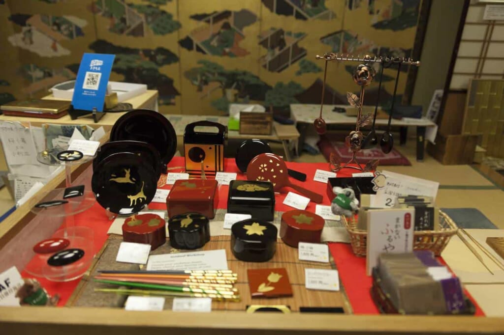 Ausstellungsstücke im Kinpakuya Sakuda.