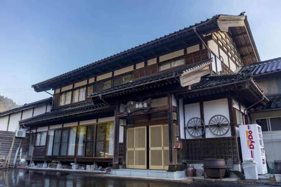 Die Farm Shunran no Sato, erreichbar mit dem Hokuriku Arch Pass.