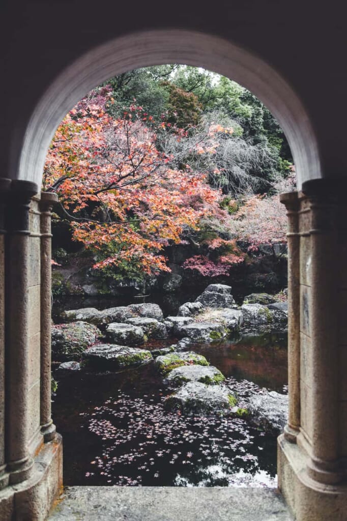 Blick in den Garten des Asahi Beer Oyamazaki Kunstmuseums.