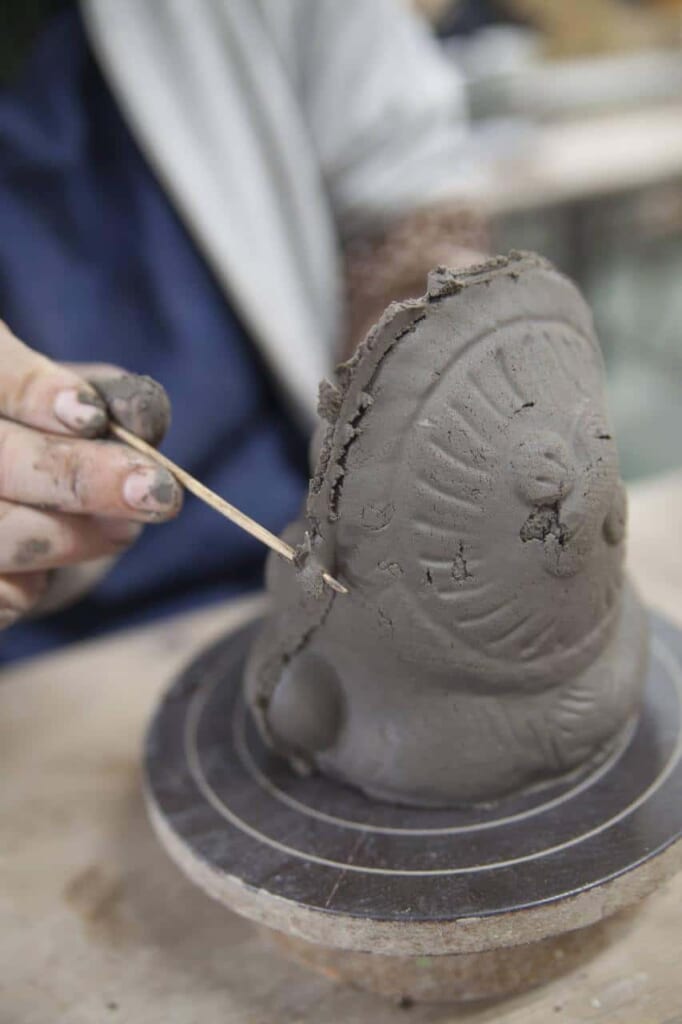 Ein Tanuki aus Keramik.