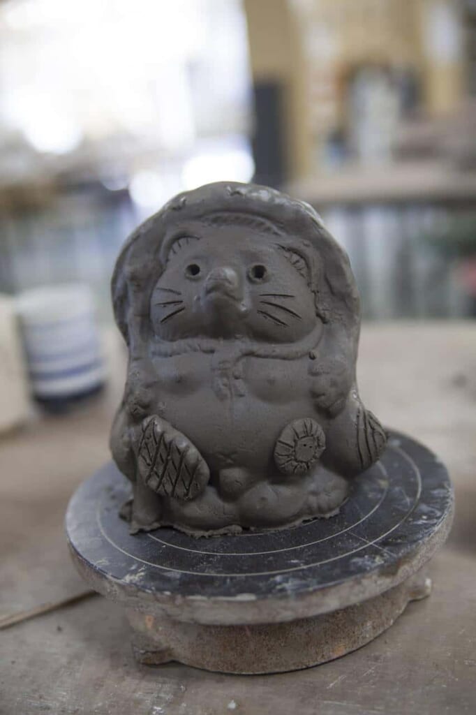 Ein Tanuki aus dem Shigaraki Keramikdorf, erreichbar mit dem Hokuriku Arch Pass.
