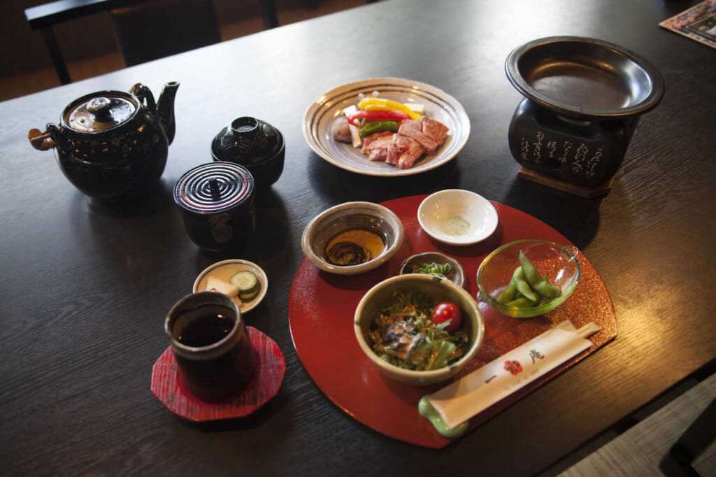 Omi-Rind im Restaurant Issuian, erreichbar mit dem Hokuriku Arch Pass.