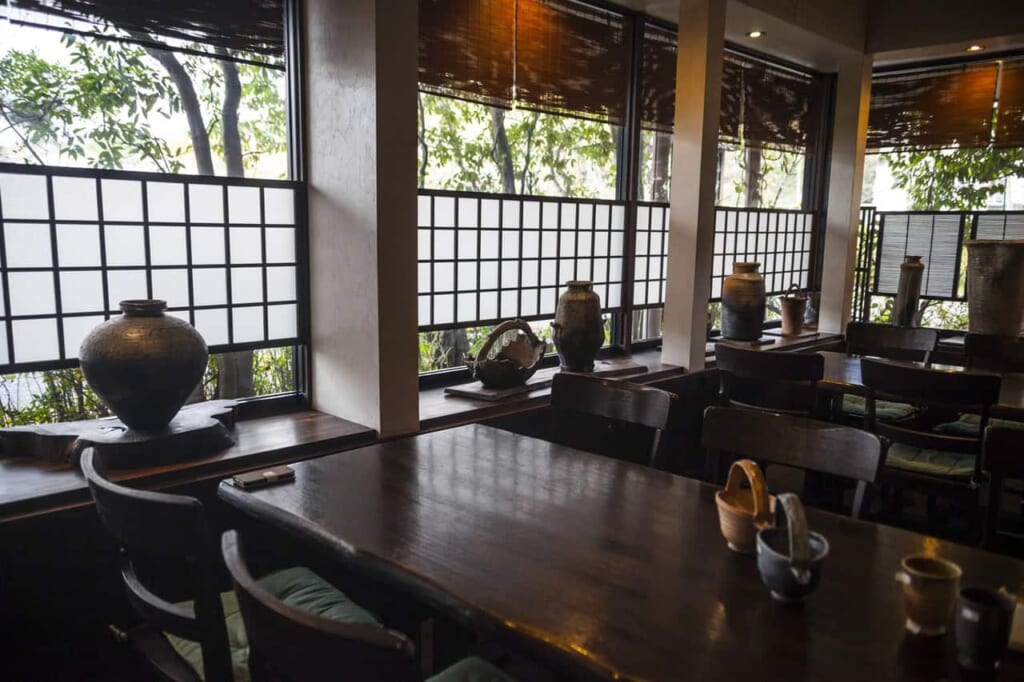 Handgemachte Keramik im Restaurant Issuian, erreichbar mit dem Hokuriku Arch Pass.