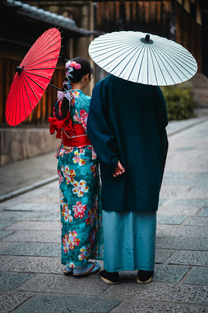 Paar in japanischen Kimonos