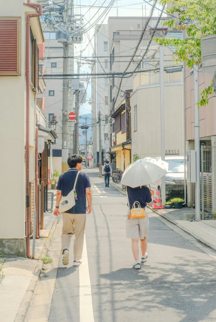 Pärchen in den Straßen in Japan