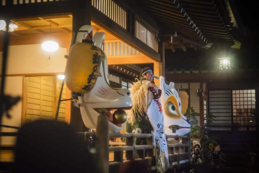 Der Kagura ist ein ritueller shintoistischer Tanz zu Ehren der Götter.