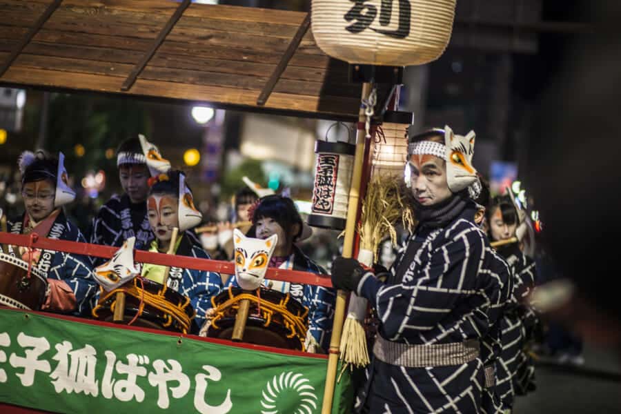 Traditionelle Kostüme auf dem Kitsune no Gyoretsu Festival. 